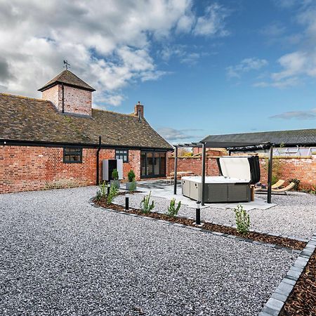 シュルーズベリー Pigeon House - Unique Barn With Private Garden, Hot Tub And Wood Burnerヴィラ エクステリア 写真