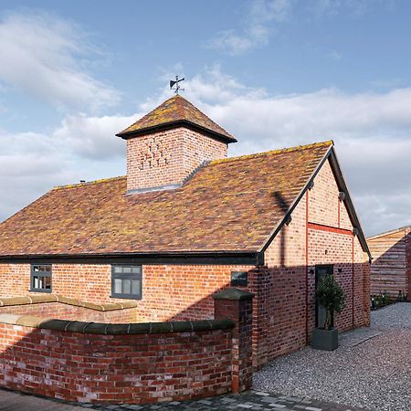 シュルーズベリー Pigeon House - Unique Barn With Private Garden, Hot Tub And Wood Burnerヴィラ エクステリア 写真