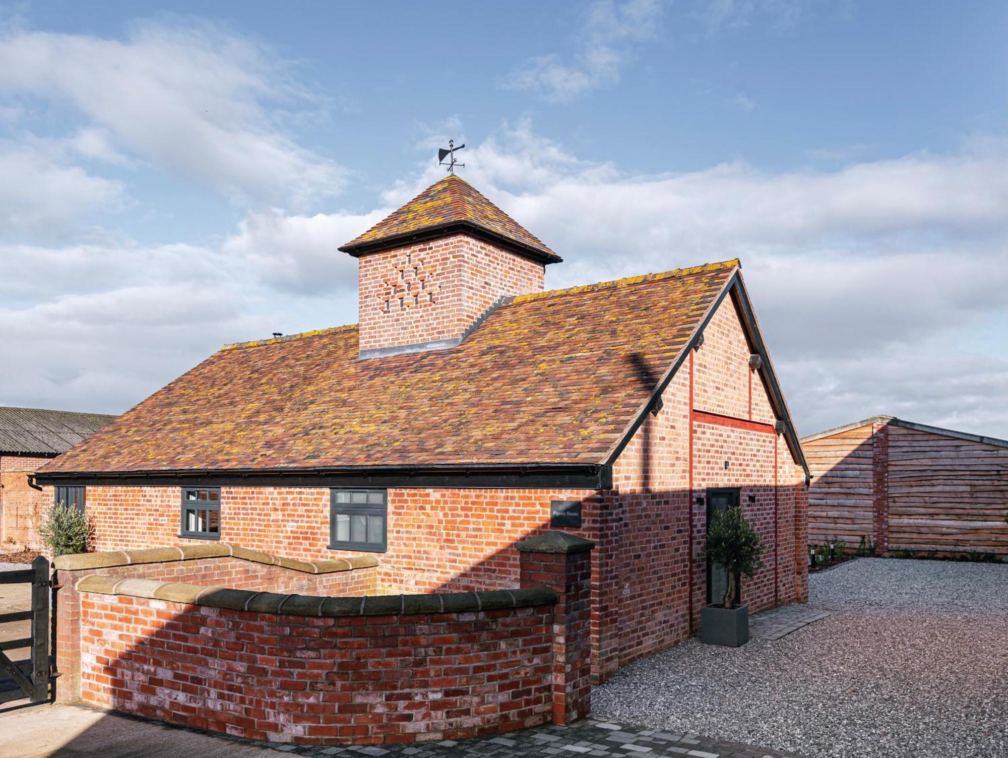 シュルーズベリー Pigeon House - Unique Barn With Private Garden, Hot Tub And Wood Burnerヴィラ エクステリア 写真